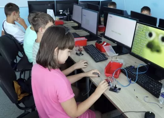 У Житомирі діти із сімейних форм виховання пройшли курс з робототехніки