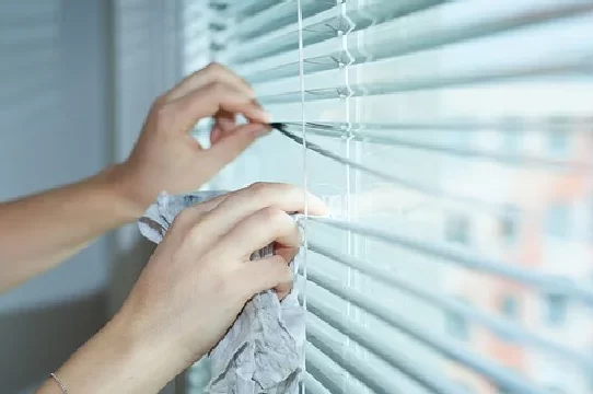 Як позбутися слідів скотчу на вікнах?