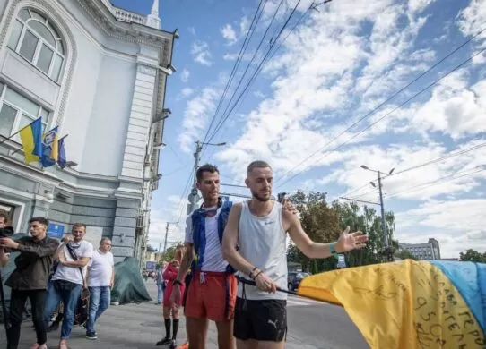 Спортсмен з Нідерландів збирає кошти на «швидкі» для українських військових, за допомогою бігу