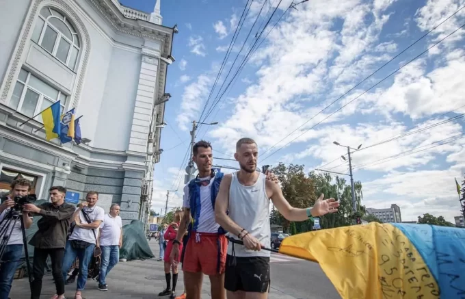 Спортсмен з Нідерландів збирає кошти на «швидкі» для українських військових, за допомогою бігу