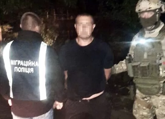 Житомирський таксист займався сутенерством та залучив до проституції неповнолітню