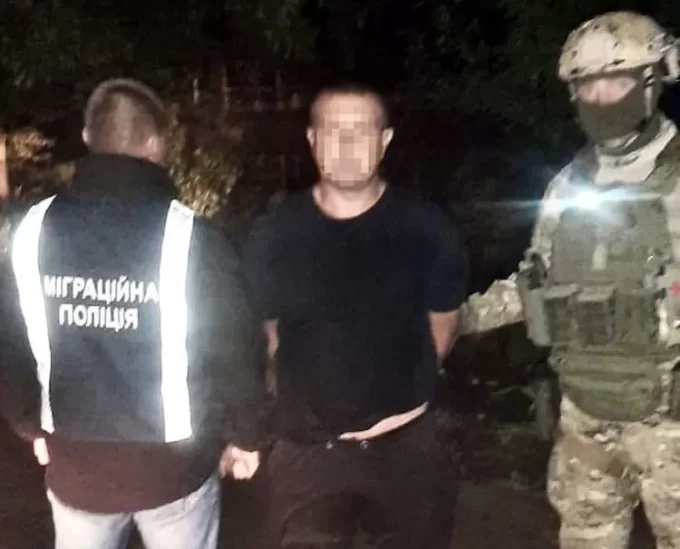 Житомирський таксист займався сутенерством та залучив до проституції неповнолітню