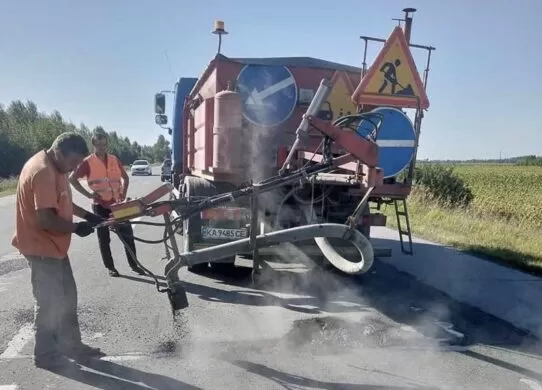 На державних дорогах Житомирської області латають ями: де саме?