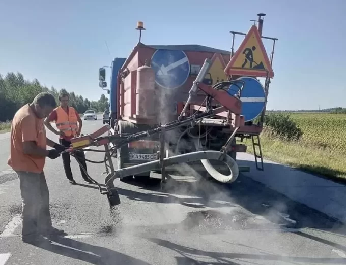 На державних дорогах Житомирської області латають ями: де саме?