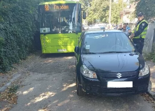 У Житомирі неправильно припарковані авто затримують рух громадського транспорту