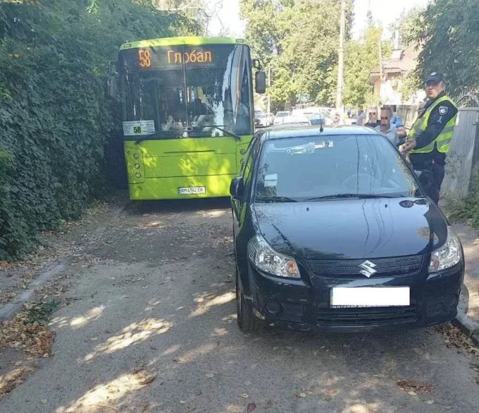 У Житомирі неправильно припарковані авто затримують рух громадського транспорту