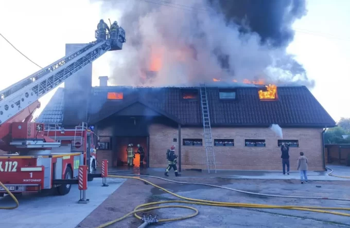 У Житомирі горіла фабрика: що відомо? Фото: ГУ ДСНС у Житомирській області