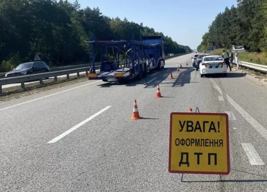 В напрямку Житомира ускладнено рух транспорту: на трасі сталася ДТП Фото: t.me/patrol_police_zt