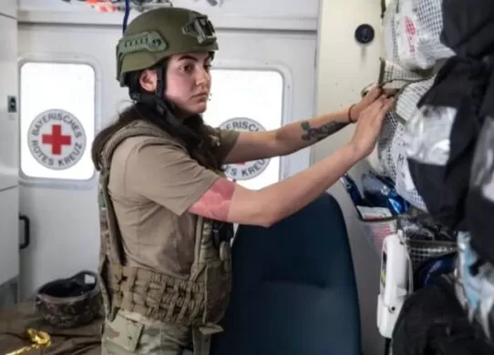 З 1 жовтня жінки-медики мають стати на військовий облік: чи випускатимуть їх за кордон?