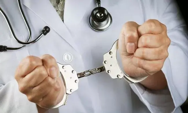 Лікаря з Житомирської області підозрюють халатності, через яку загинуло немовля