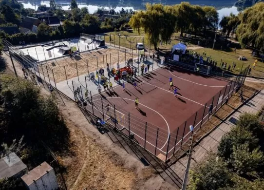 На бердичівському пляжі побудували та протестували спортивний майданчик