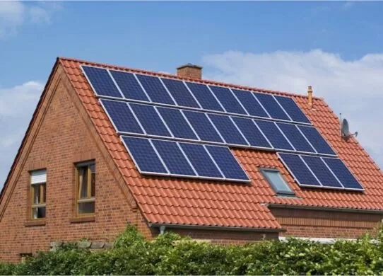 Від сонця до розетки: як працюють сонячні електростанції та кому вони знадобляться