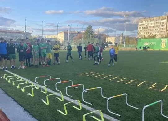 Житомирська триатлоністка передала СДЮСШОР «Полісся» футбольне обладнання