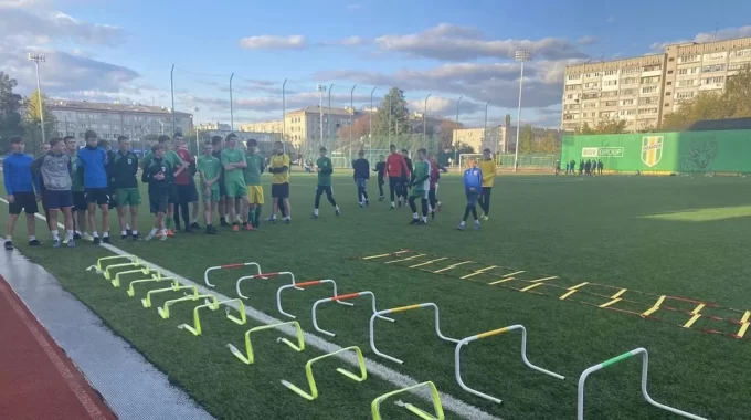 Житомирська триатлоністка передала СДЮСШОР «Полісся» футбольне обладнання