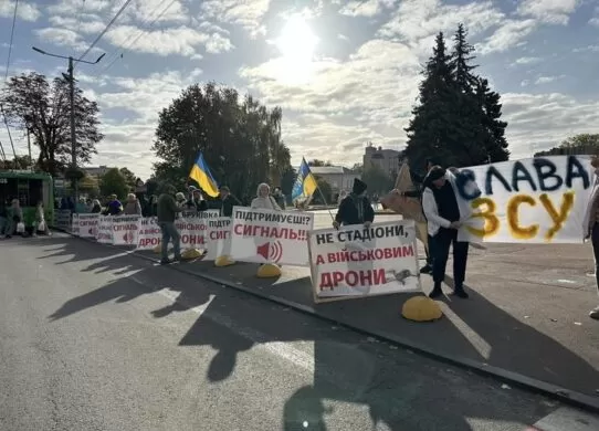 У центрі Житомира проходить мітинг - люди бастують проти витрат на бруківку і стадіони під час війни