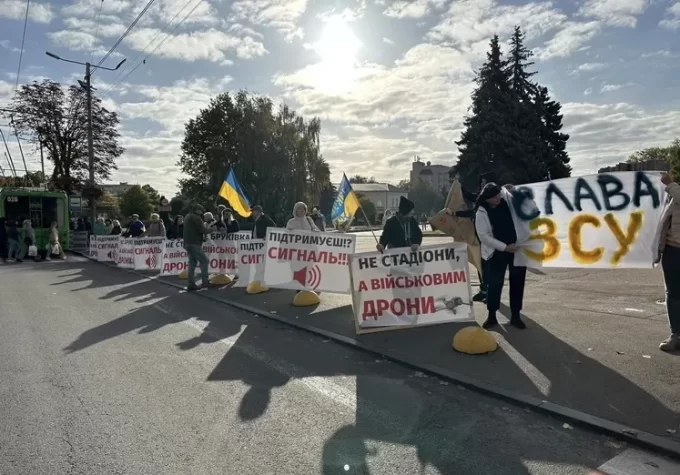У центрі Житомира проходить мітинг - люди бастують проти витрат на бруківку і стадіони під час війни
