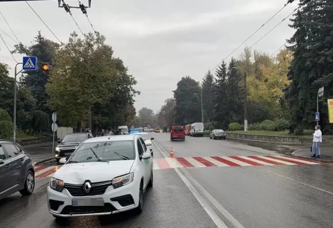 У Житомирі автомобіль збив бабусю з онуком
