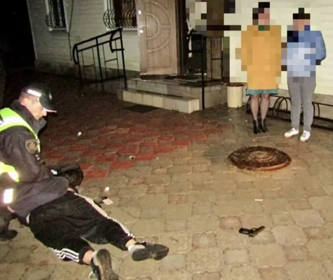 Мешканець Житомирщини стріляв по людях із травматичної зброї