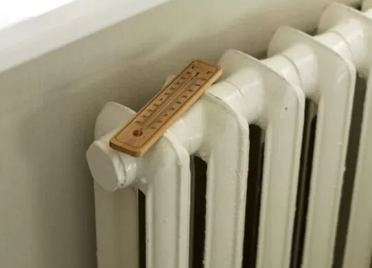 У Житомирі опалення в будинках вмикають лише вночі. Чому зранку батареї холодні?