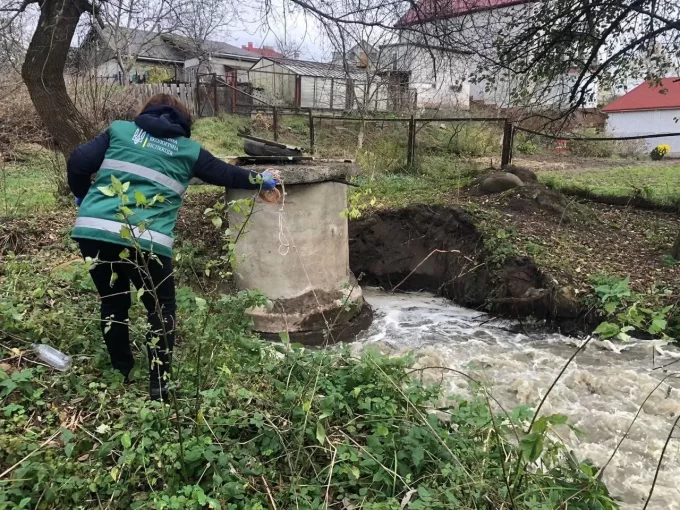 Внаслідок аварії на колекторі у річку Тетерів потрапили нечистоти
