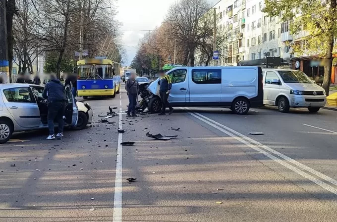 У Житомирі внаслідок ДТП ускладнено рух в напрямку вулиці Жуйка