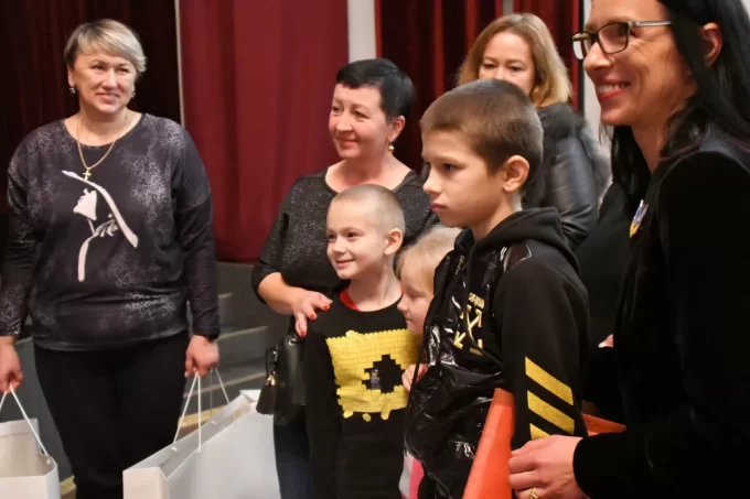 Вихованці дитячих будинків сімейного типу на Житомирщині отримали ноутбуки