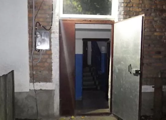 Мешканець Житомирщини задушив свого гостя, а тіло підклав під двері його родича