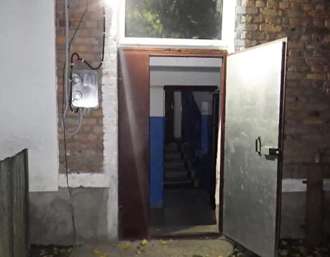 Мешканець Житомирщини задушив свого гостя, а тіло підклав під двері його родича