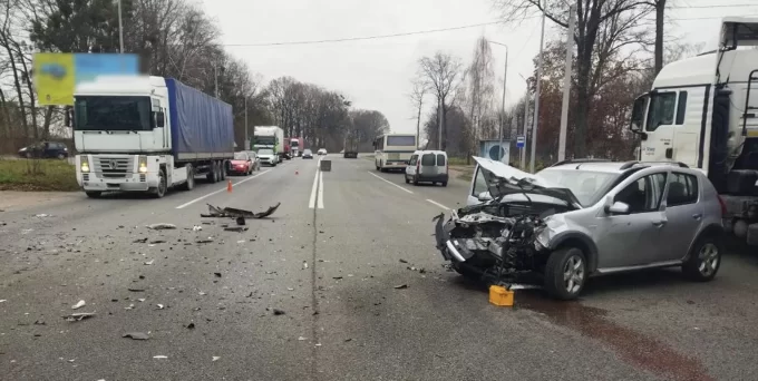 Внаслідок ДТП з потерпілими, під Житомиром ускладнено рух транспорту