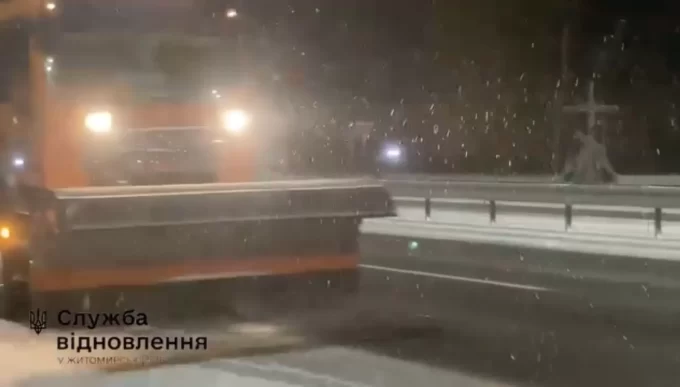 У Житомирі вже працює спецтехніка, яка просипає шляхопроводи