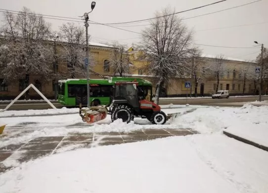 Житомир засипало снігом - комунальники усувають наслідки негоди
