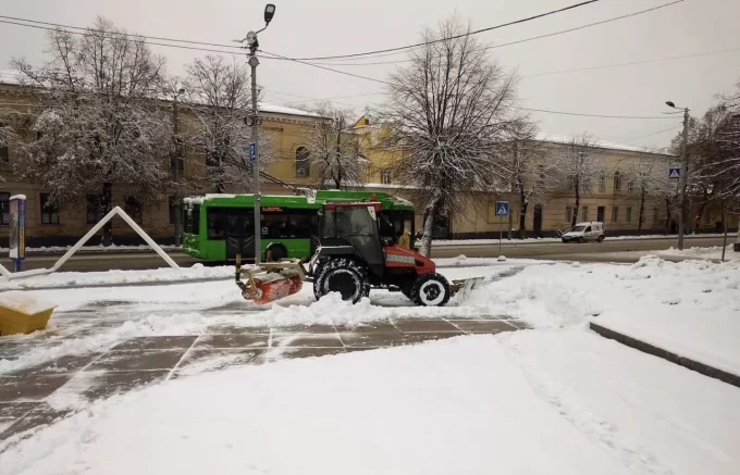 Житомир засипало снігом - комунальники усувають наслідки негоди