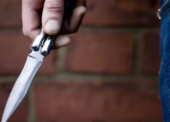 Мешканець Житомира вдарив ножем знайомого у дворі багатоповерхівки, та втік з місця події