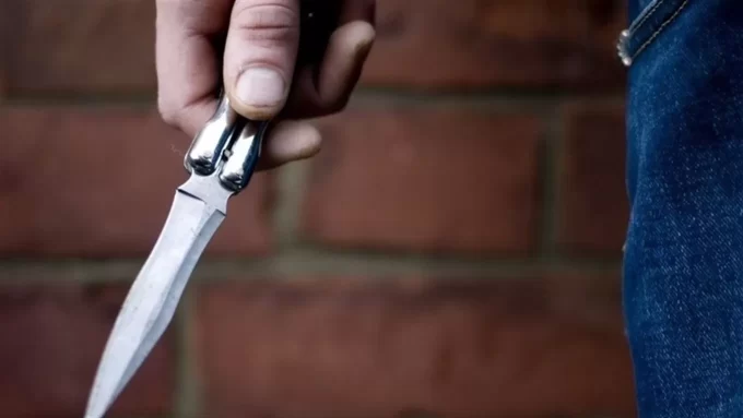 Мешканець Житомира вдарив ножем знайомого у дворі багатоповерхівки, та втік з місця події