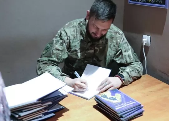 Розвідник ЗСУ написав дитячу книгу в окопах - її презентували в Житомирі