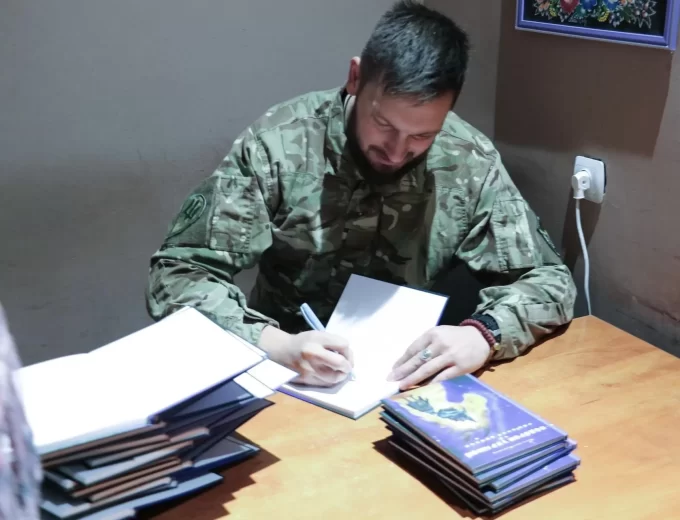 Розвідник ЗСУ написав дитячу книгу в окопах - її презентували в Житомирі