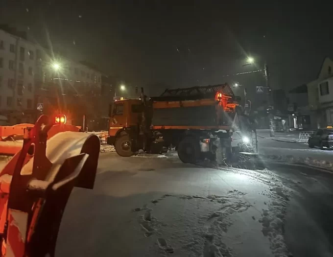 Снігопад у Житомирі: комунальники працювали з ночі для ліквідації наслідків негоди
