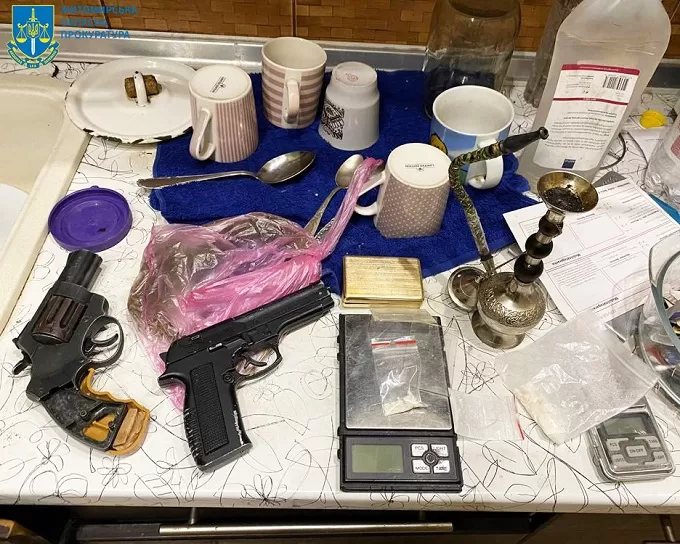 У Житомирі затримали патрульного зі спільником, які збували наркотики. Фото Житомирська обласна прокуратура У Житомирі затримали патрульного зі спільником, які збували наркотики. Фото Житомирська обласна прокуратура