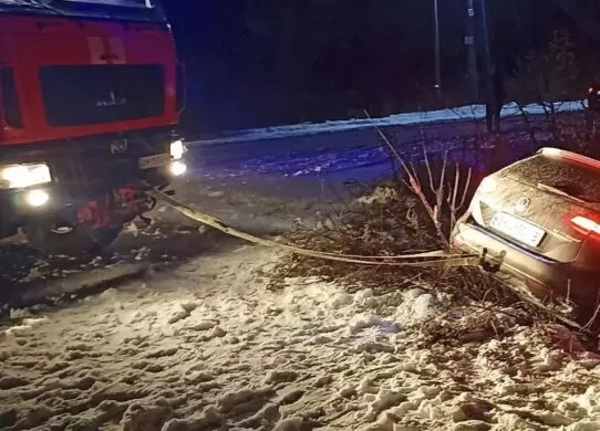 Минулої доби рятувальники на Житомирщині відбуксували дві машини, які «застрягли» через негоду