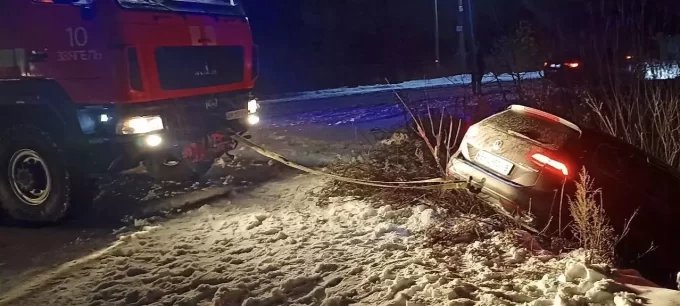 Минулої доби рятувальники на Житомирщині відбуксували дві машини, які «застрягли» через негоду