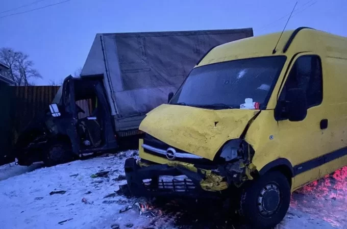 На Житомирщині вантажівка зіткнулася з мікроавтобусом