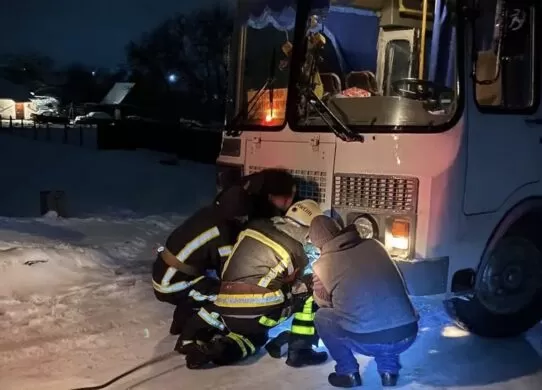 На Житомирщині в снігу застряг пасажирський автобус
