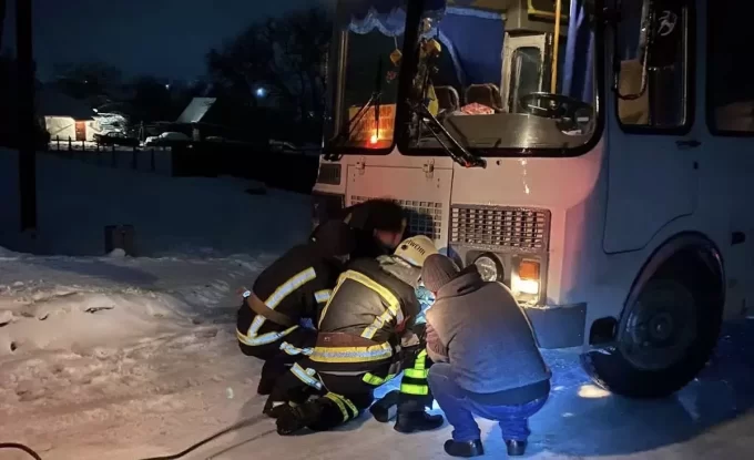 На Житомирщині в снігу застряг пасажирський автобус