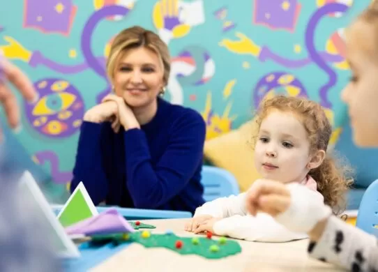 Перша леді України Олена Зеленська відвідала житомирські дитячі лікарні