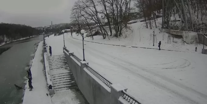 Ризикуючи власним життям: у Житомирі невідомий хлопець врятував собаку, яка провалилася під лід