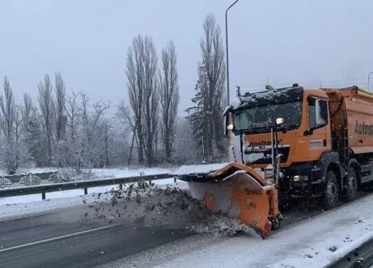 На Житомирщині пройшов мокрий сніг - Служба відновлення вже очищає дороги та зупинки