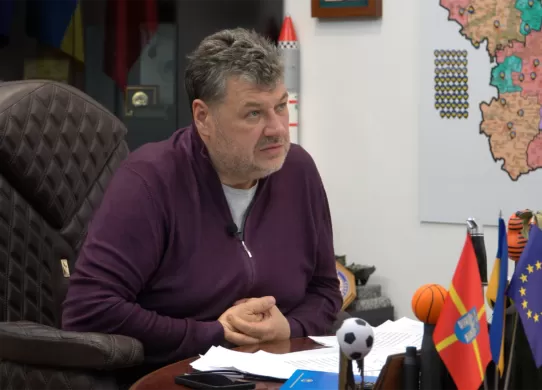 Ми створюємо 54 мобільні вогневі групи і залучили 108 млн грн з громад області на придбання для них пікапів та обладнання. 21 транспортний засіб уже перебуває на бойовому чергуванні, а ще 33 до кінця цього року будуть доставлені у військову частину