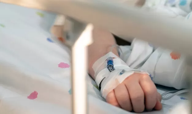 Покусала власну дитину: у Житомирській області підозрюють мати у катуванні немовля