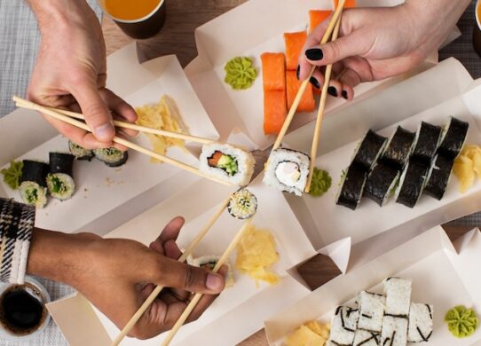 Як організувати тематичну вечірку в Дніпрі з доставкою їжі / Фото: freepik.com