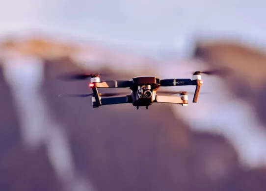 Бойові FPV дрони: сучасні стратегії та технології у військових операціях